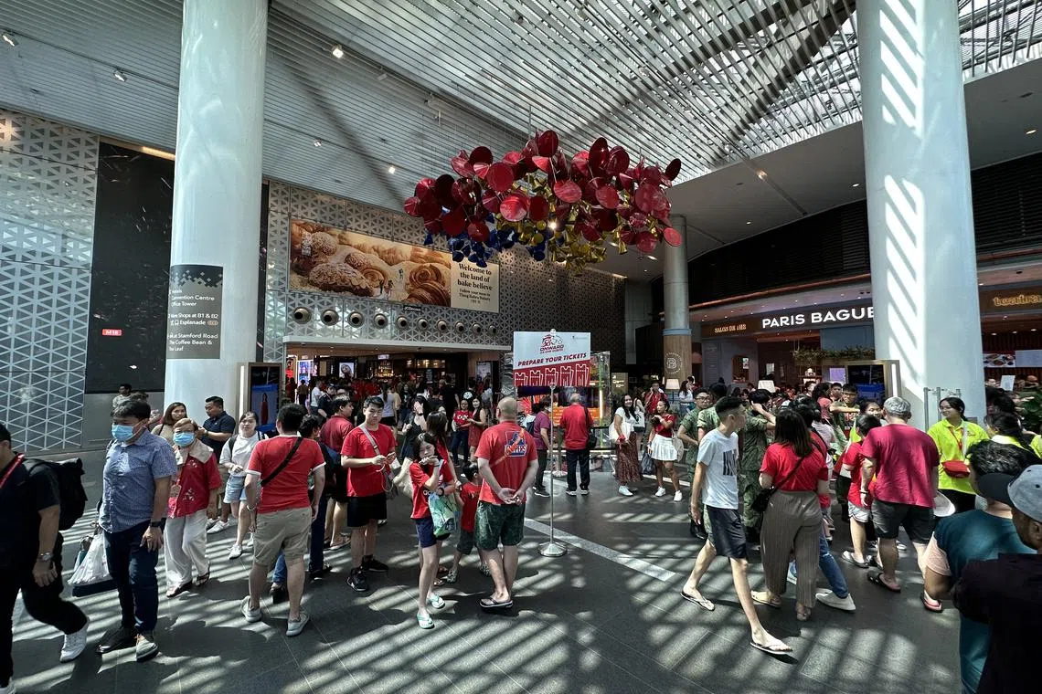 星期三（8月9日）下午3时许，人潮已开始从各个方向涌入政府大厦前大草场。（马华卿摄）