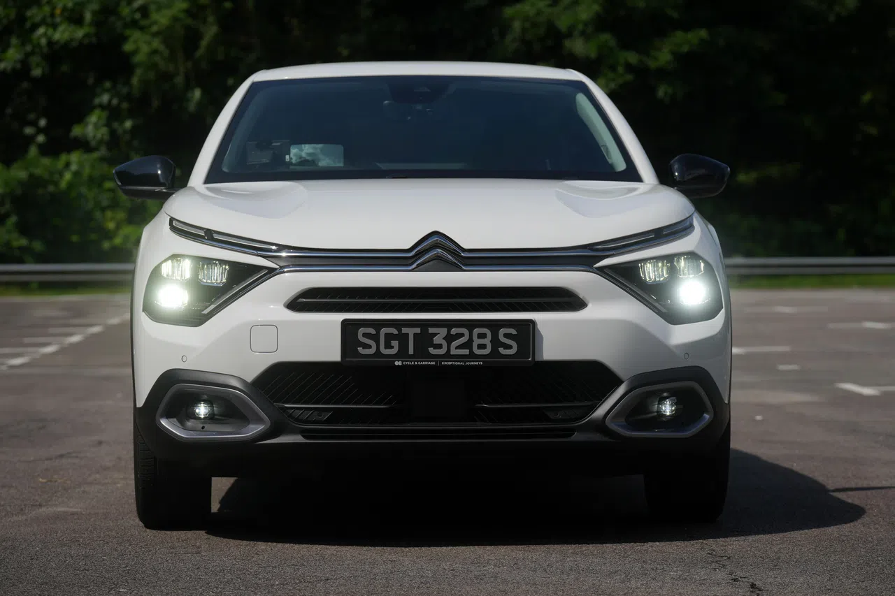 前脸采用独特的分叉形日行灯和分体式大灯组。（谢智扬摄）