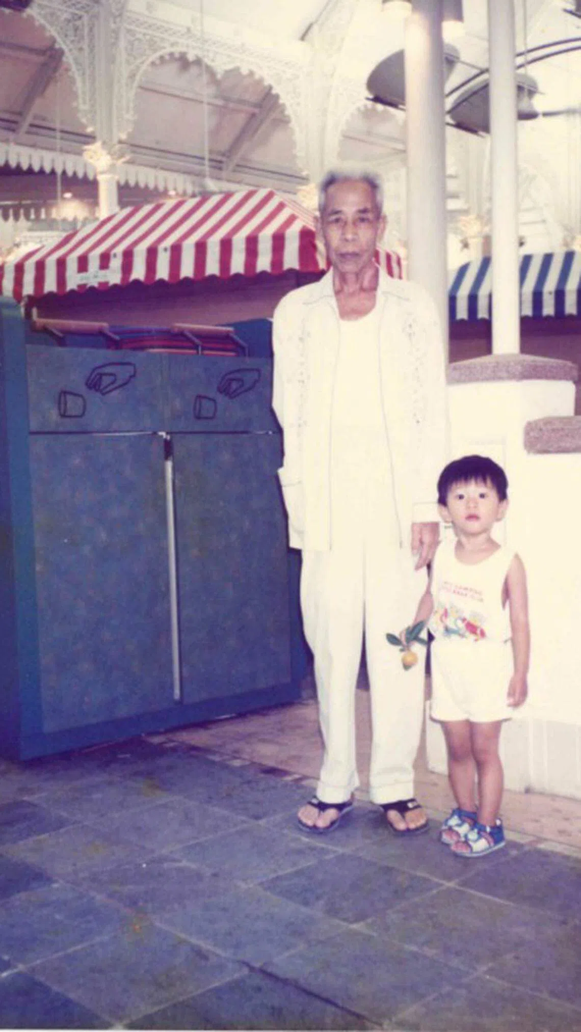 方逸泽（右）从小听祖父方文言讲述如何从金门乘船到新加坡的经历，学习他乘风破浪的精神。（方逸泽提供）