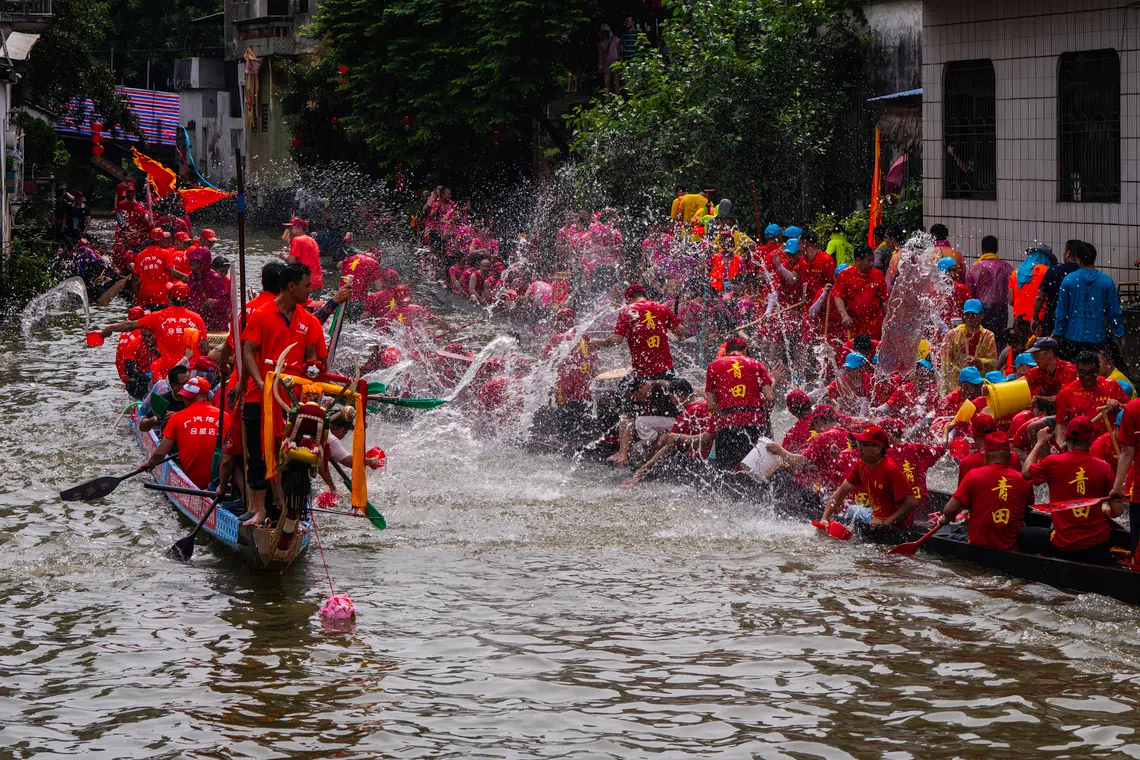来场水战。（龙潭）（蔡光发摄）