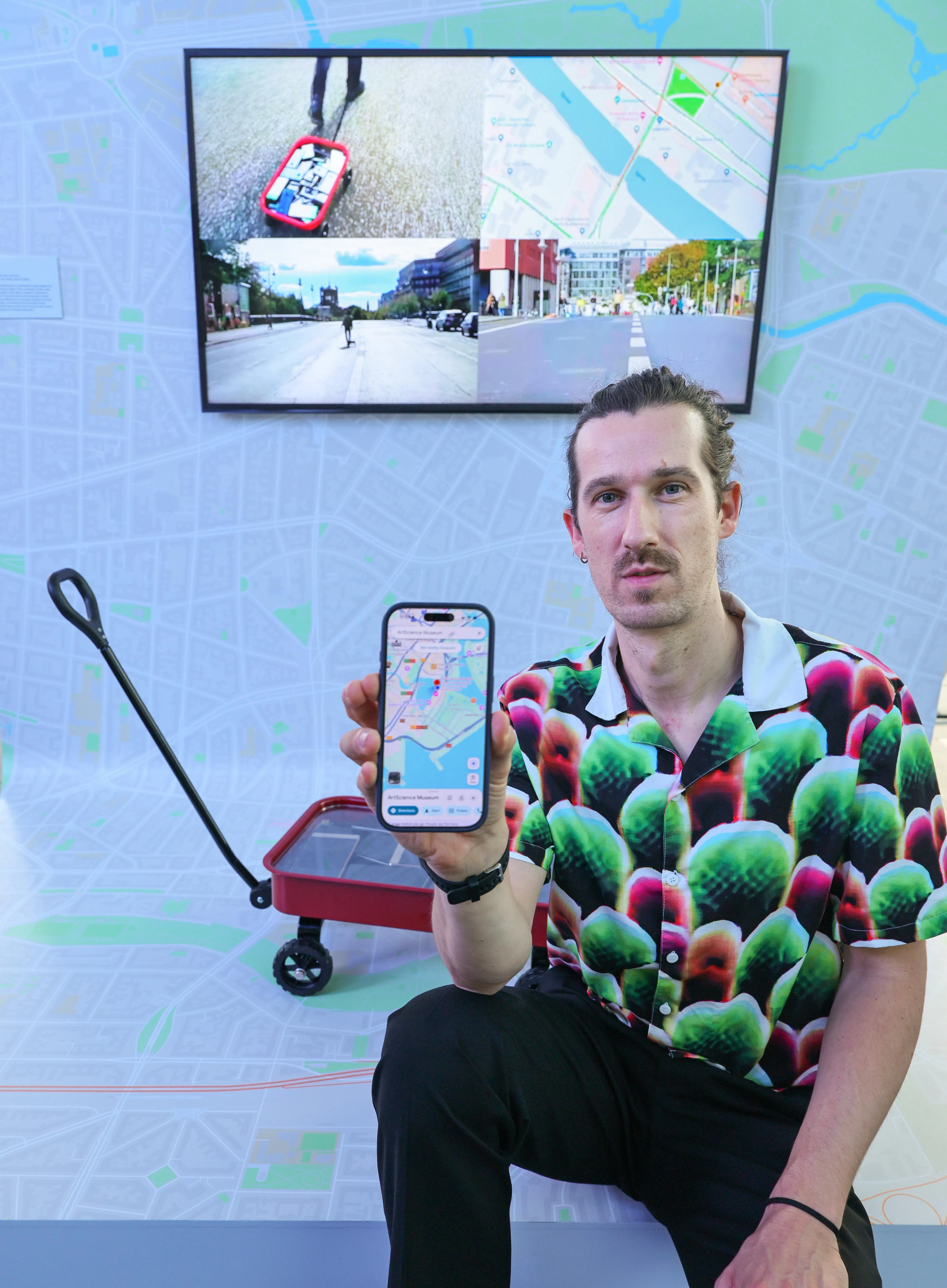 制造Google Maps Hacks实验的新媒体艺术家西蒙·韦克特，身着他最新发明的“数码隐身衣”。（龙国雄摄）