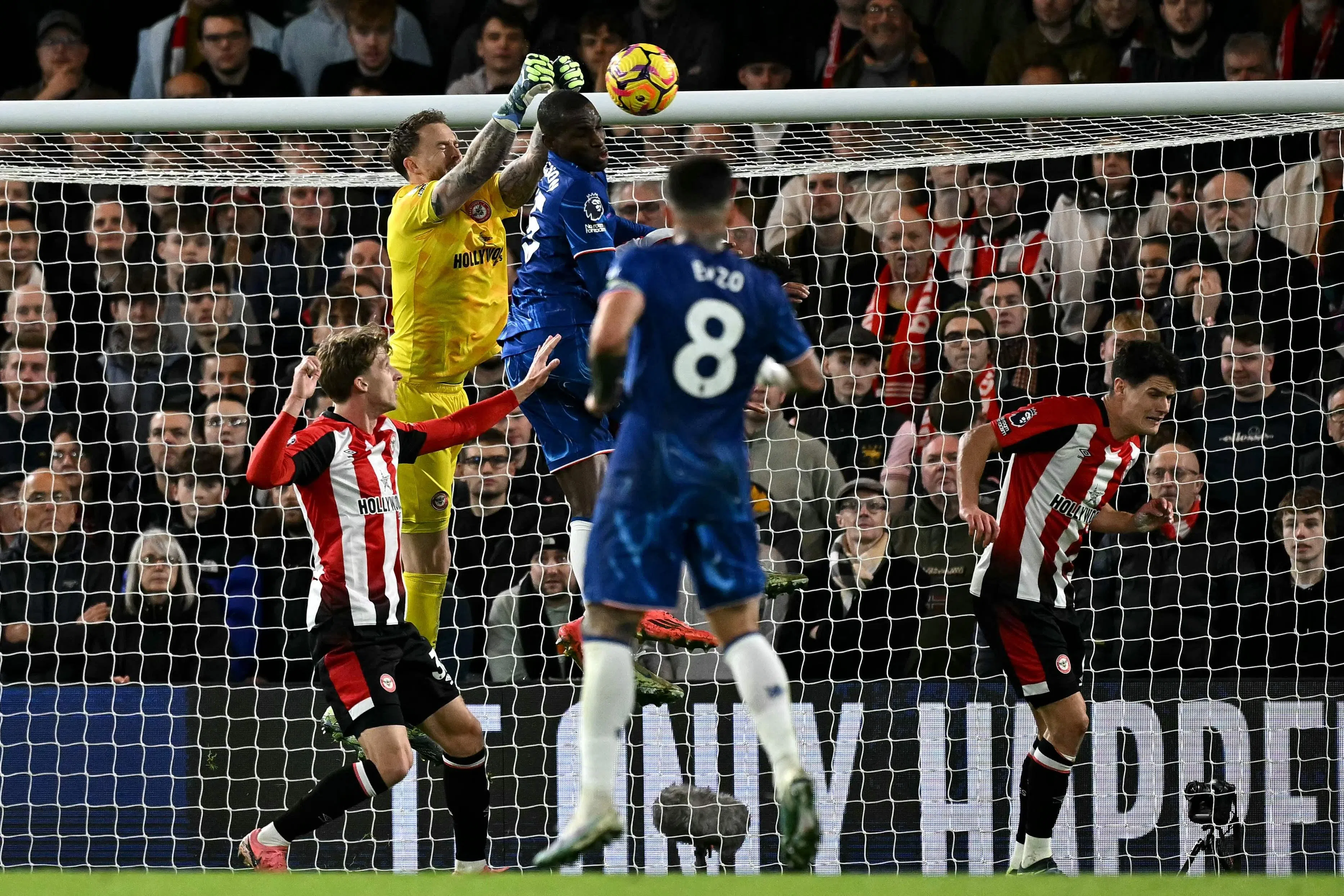 布伦特福德门将弗莱肯（左二）在2024年英超共做出156次扑救，是所有门将中最多。（法新社）