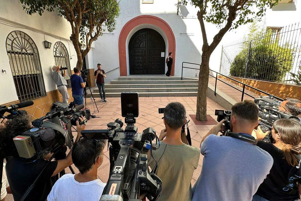 卢比亚莱斯的母亲安吉利斯反锁在家乡教堂内绝食抗议，引来大批媒体追踪。（路透社）