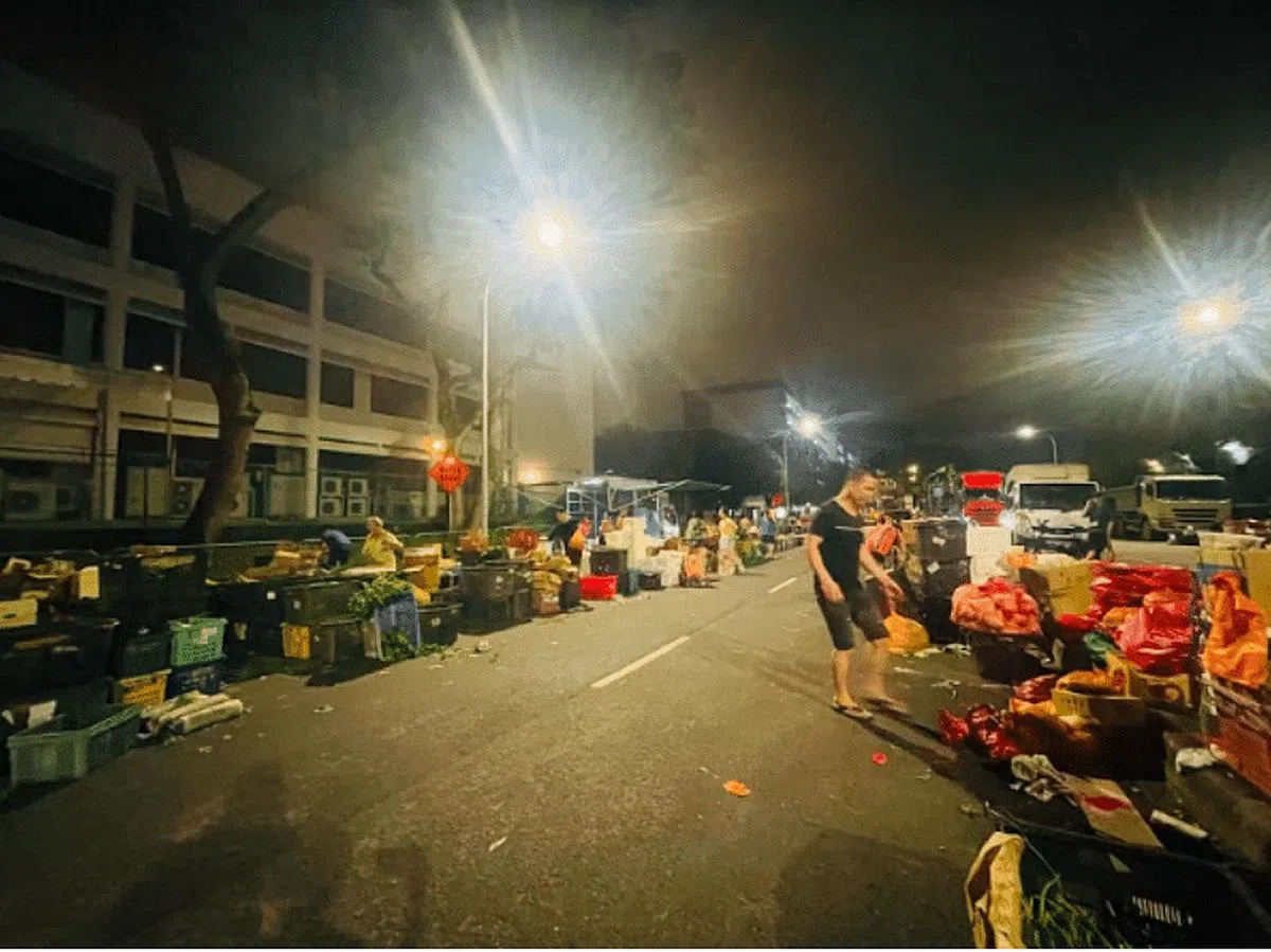 除了星期一晚上，其余每晚９时到隔日清晨，批发商都会准时到大巴窑东摆出新鲜的蔬菜与水果，等顾客来选购。（杨雯婷摄）