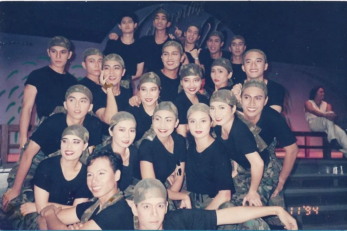 1994年文工团演出团体照，第三排左二为韩雪卿。（受访者提供）
