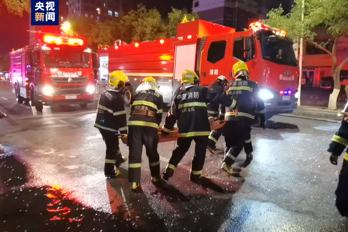 消防救援人员将伤者送往医院紧急抢救。（央视新闻）