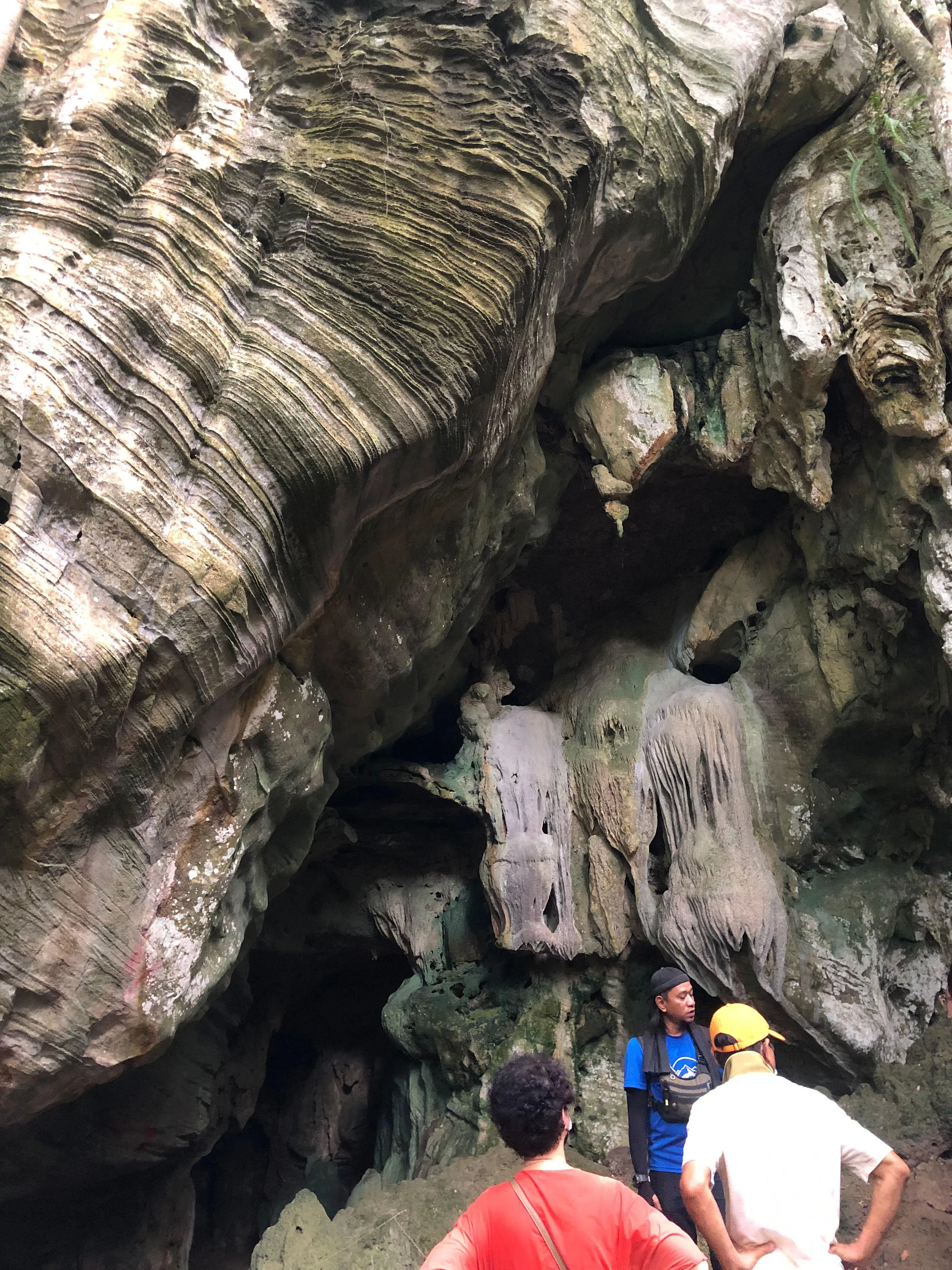 站在玲珑古人类考古遗址的岩壁前，仿佛穿越时空到上万年前。（谢燕燕摄）