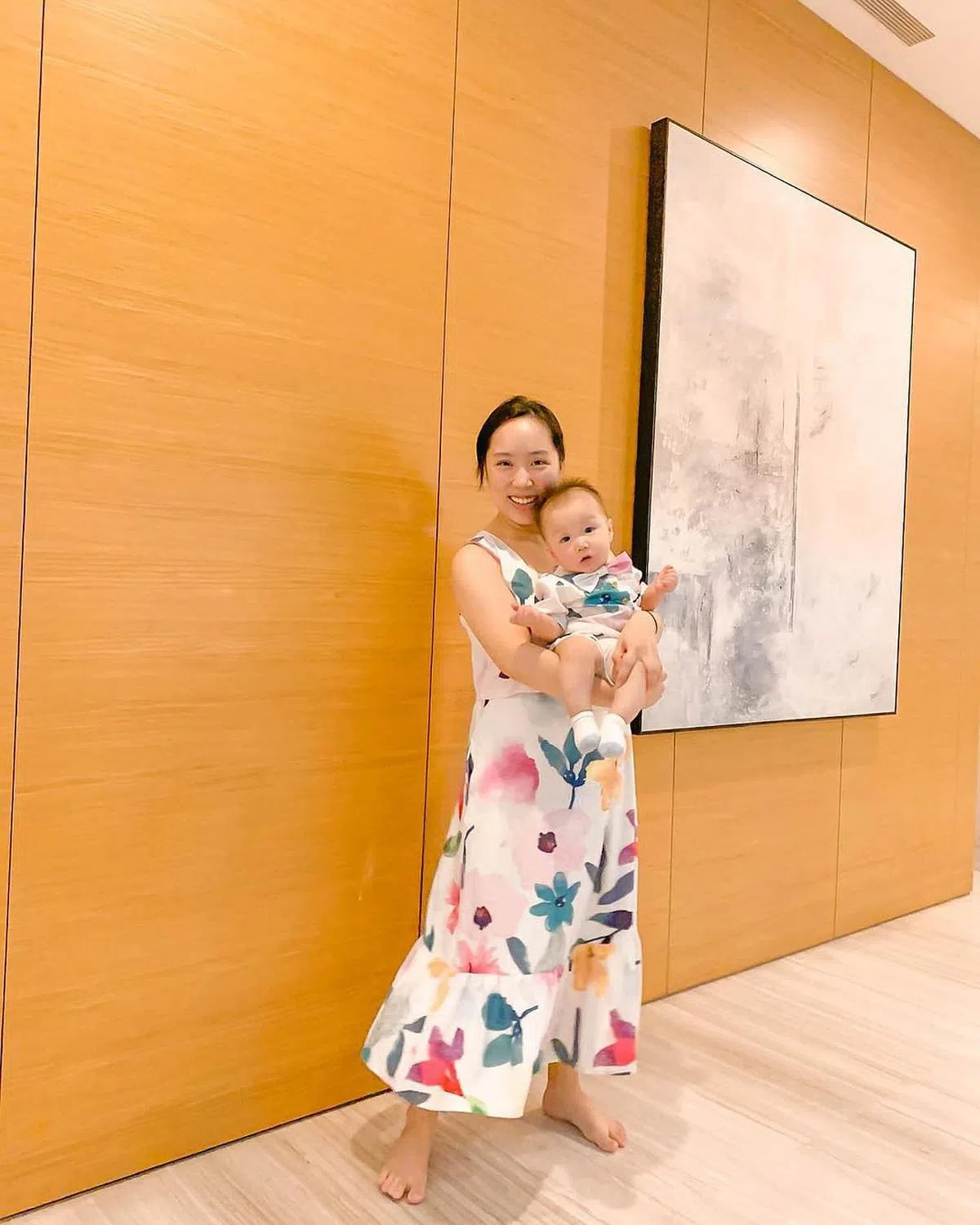 Jump Eat Cry创办人林意琦和儿子，穿着同款设计的亲子装。（受访者提供）