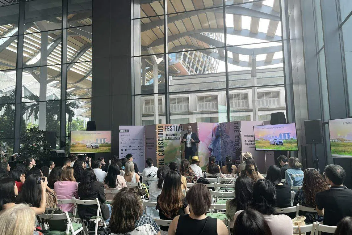 马赛地新加坡总裁克劳迪亚斯在生活意识节主讲“净零交通”。（陈映蓁摄）