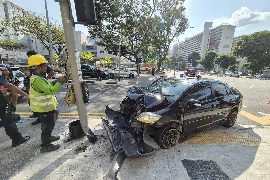车辆事后停在路旁，车头受损情况严重。（李天錡摄）