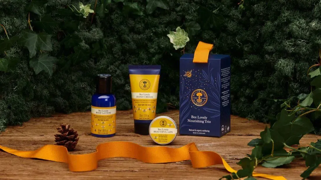 Neal’s Yard Remedies的Bee Lovely滋养三件套装包括护手霜、身体乳和润唇膏。（品牌提供）