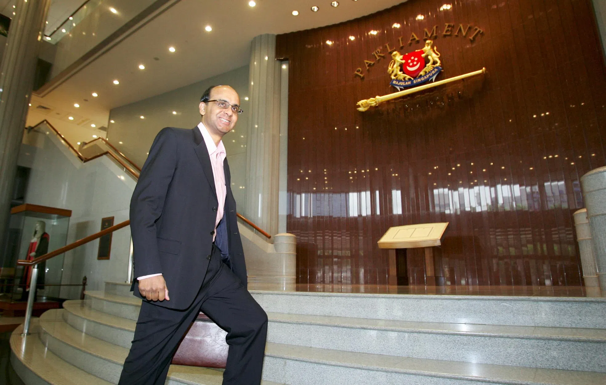 尚达曼掌管财政部的时间最长。图为2008年尚达曼抵达国会大厦，准备发表财政预算案演说时的情况。（档案照片）