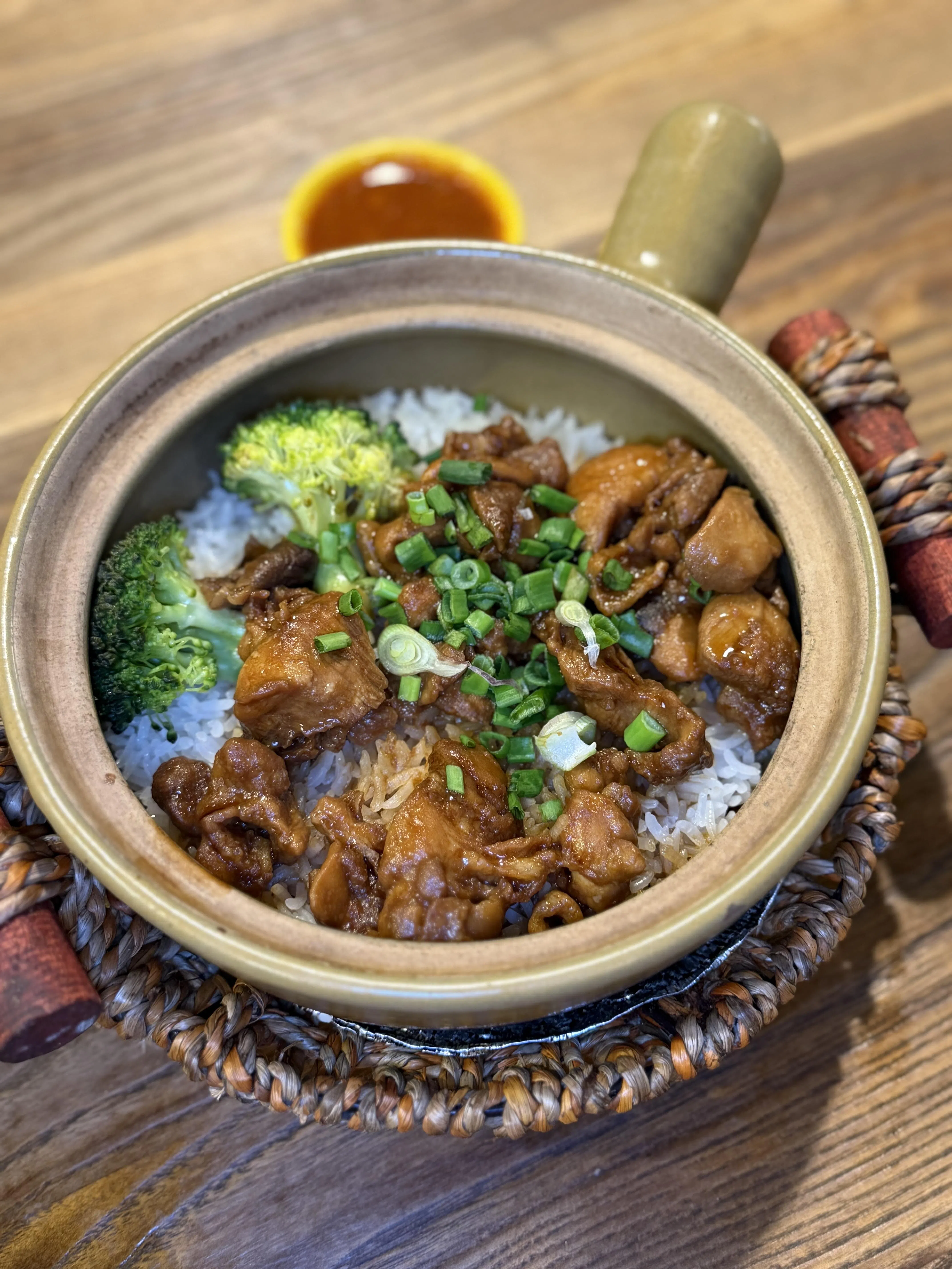 香菇滑鸡煲仔饭鸡肉滑嫩，香菇带自然鲜味，与米饭搭配得恰到好处。（叶晓虹摄）