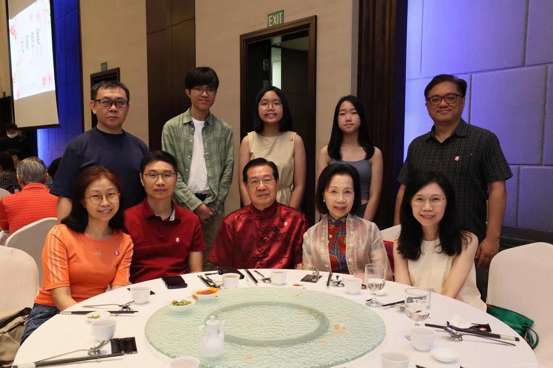 陈景芳（前排右二）跟丈夫、儿女和外孙，一家三代团圆庆祝元宵节。（龙国雄摄）