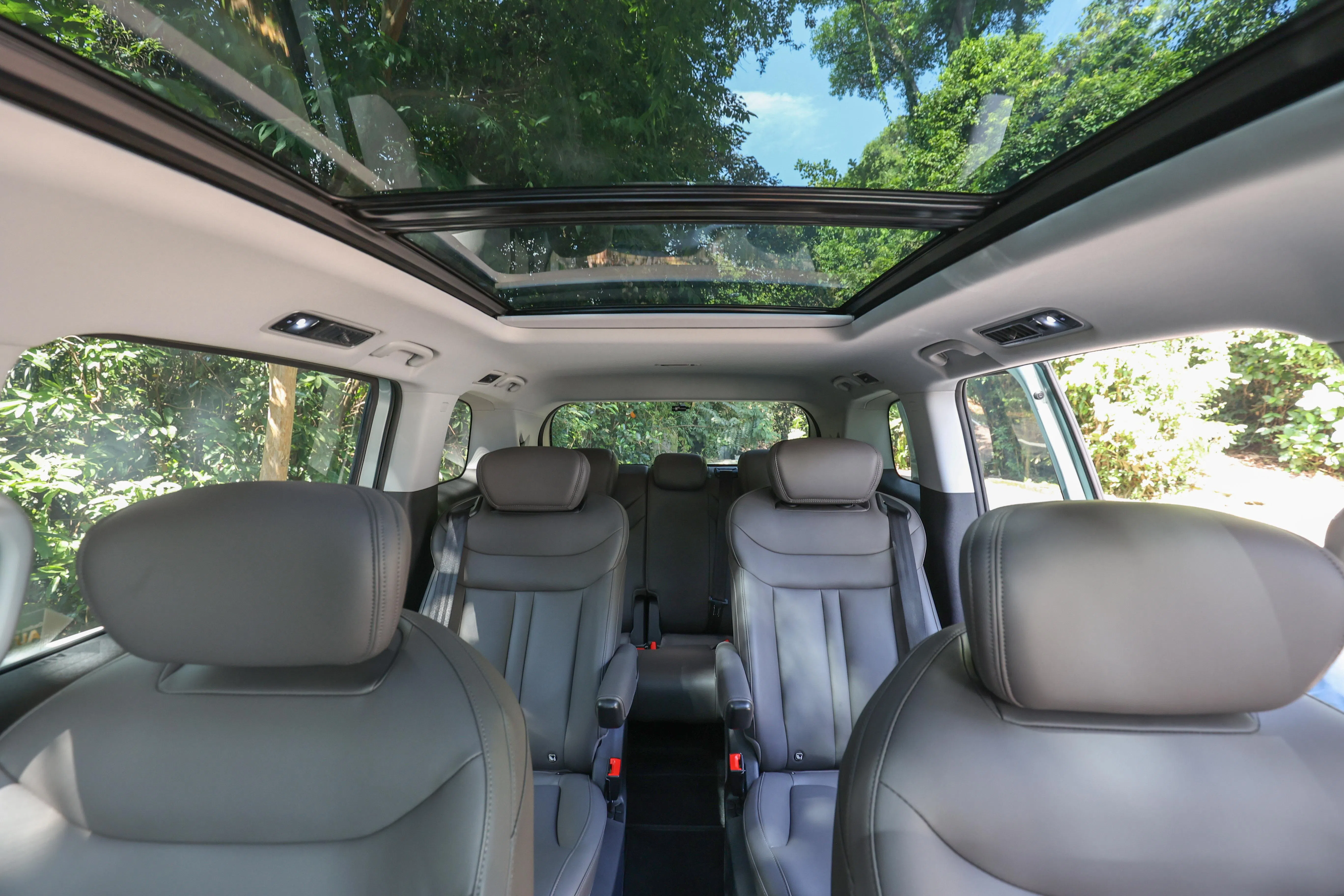 车子配备全景天窗，前半部分能开启。（何家俊摄）