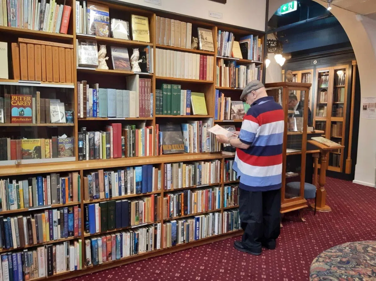 澳大利亚街区的二手书店，原本放置在架子上的旧书，如今收到大宗订单。（互联网）