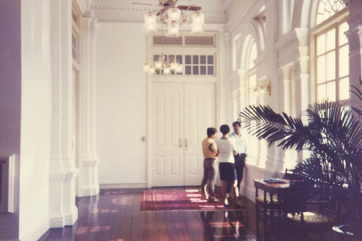 1990年代，茂森木品为莱佛士酒店装置的木门和窗框，品牌创办人何茂松笑说耐用至今。（图/茂森木品提供）