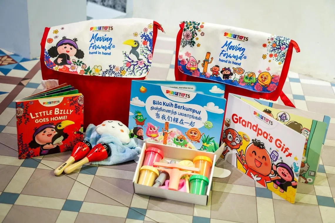 托婴至豆豆班的孩童将收到一本精装书《小比利回家啦！》、一对手摇棒和一条玩具毯；幼儿学前班至幼儿园K2的孩童，将收到英文书《爷爷的礼物》、母语书《当我们粿在一起》，以及四色黏土和糕点模具。（叶振忠摄）