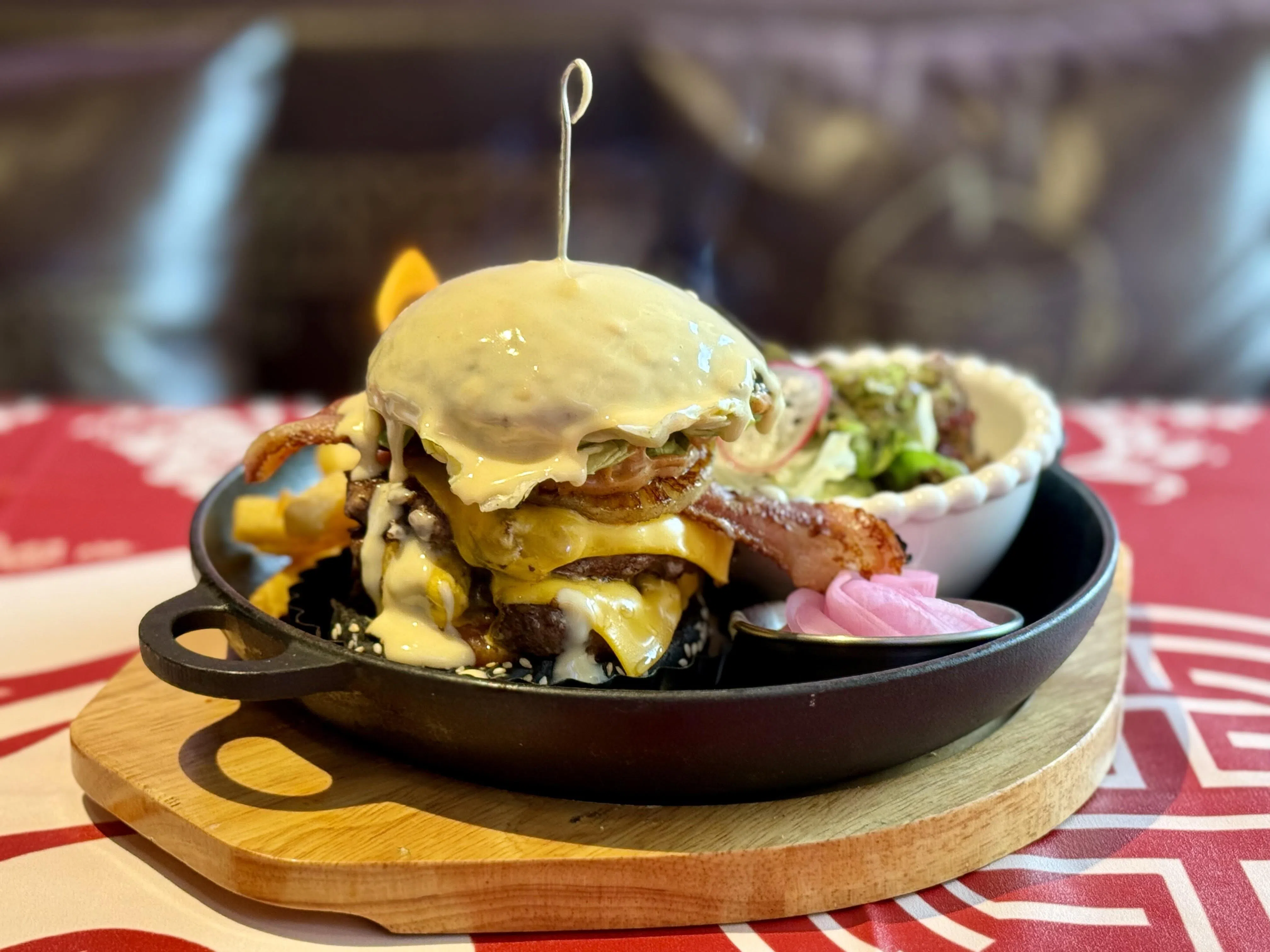 King Kong Den招牌菜金刚汉堡夹着两大块以上等牛肉手工捏成的肉饼，入口肉汁饱满。（叶晓虹摄）