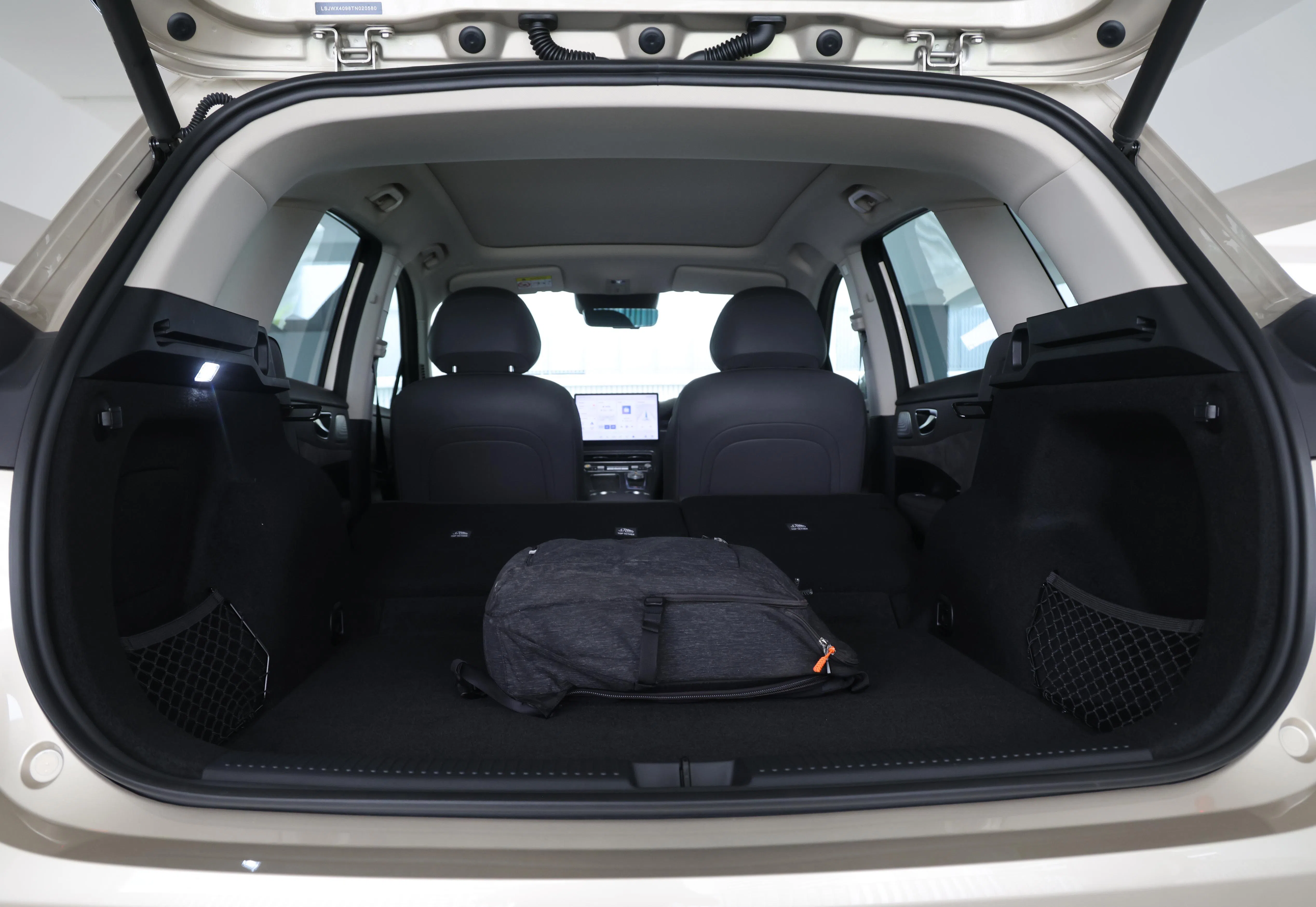 若把后排座椅靠背折叠放倒，载物空间可增至1690公升。（唐家鸿摄）