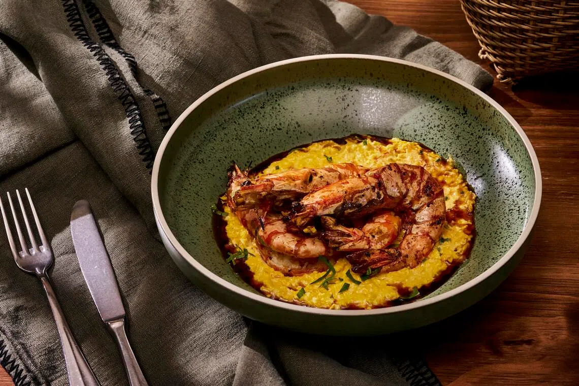 鲜虾配玉米粥的虎虾鲜甜多汁。（餐馆提供）