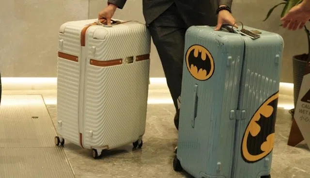 印有巨型蝙蝠侠标志的行李箱，相信属于伟仔。（互联网）