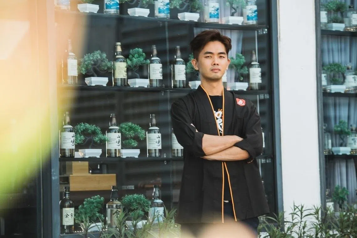 Tora Tora Tora餐馆总经理张金龙在设计菜单时，以新加坡食客口味为准。（餐馆提供）