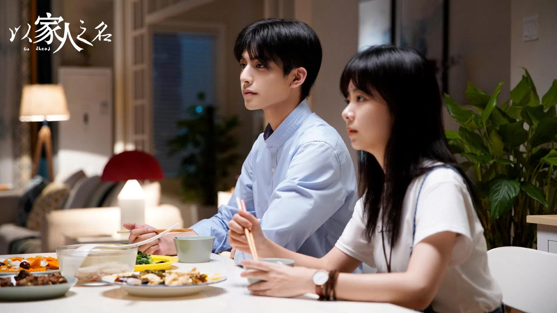 宋威龙（左）在《以家人之名》的角色惹人心疼。（取自剧集官方微博）