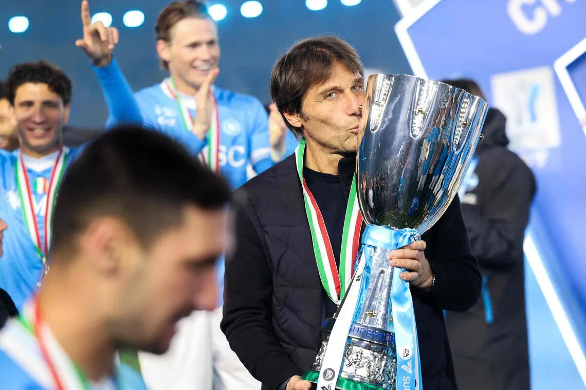 那波利的意大利籍名帅孔特亲吻奖杯，庆祝他入主球队后赢得的第二座冠军。（法新社）