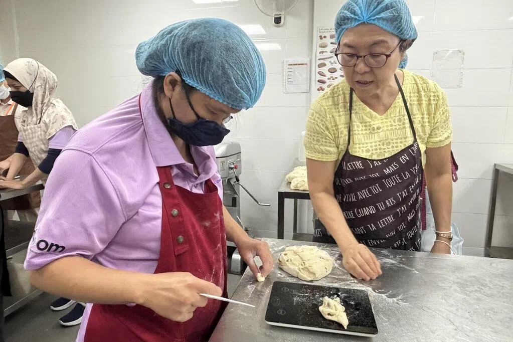 退休后自发找志愿工作 回馈社区