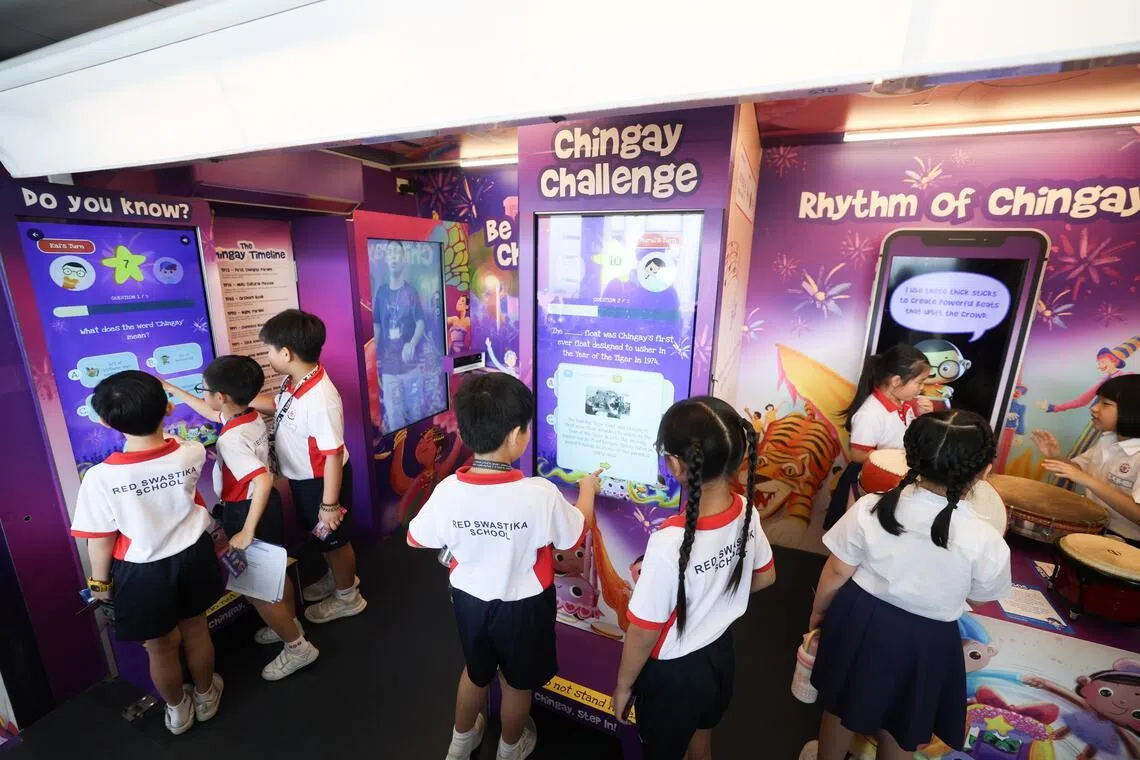 “我的小小妆艺花车” 驶入学校首日，卍慈学校的学生们在花车内，通过一系列的互动游戏，近距离了解妆艺的历史和多元文化。（关俊威摄）