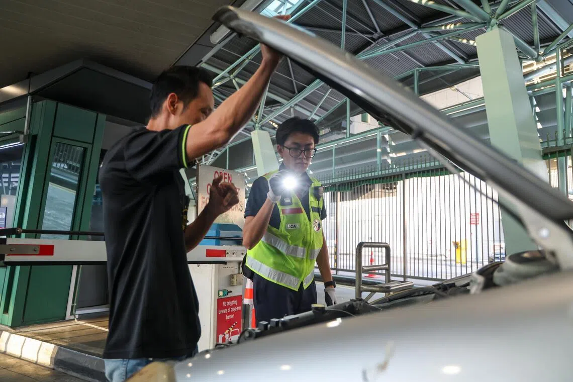 执法人员会先对抵境汽车进行初步检查和评估。执法人员也会视情况，指示部分车辆做进一步检查，包括查看引擎室、后备箱下的夹层及座椅下方。（白艳琳摄）