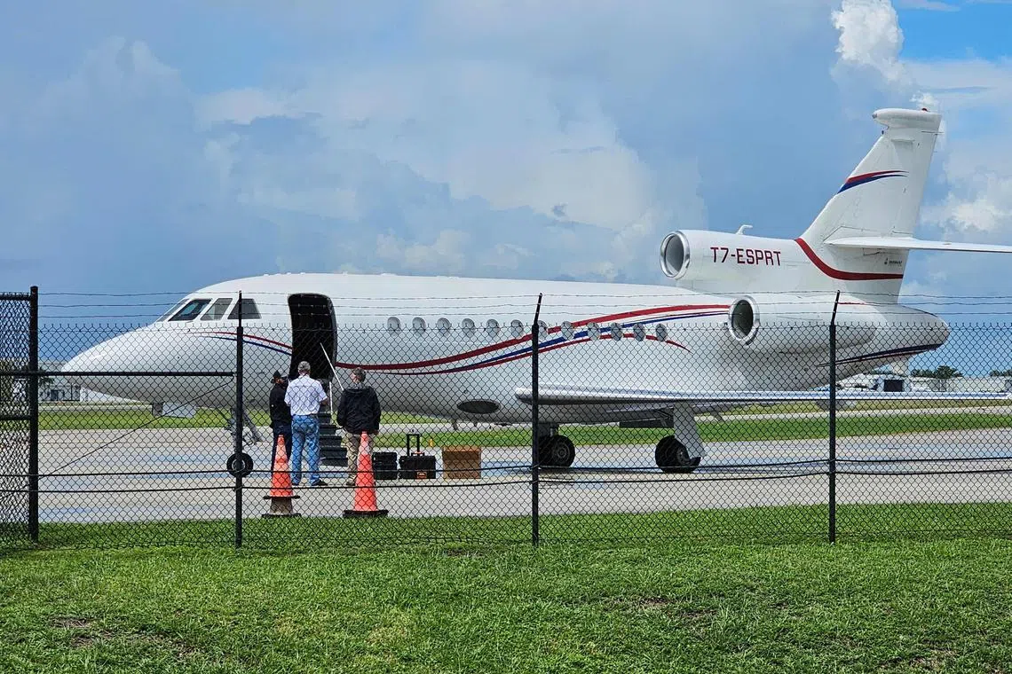 美国司法部以违反制裁为由，扣押马杜罗的一架私人飞机。这架飞机原本停在多米尼加共和国，如今已被转移到佛罗里达州。（法新社）