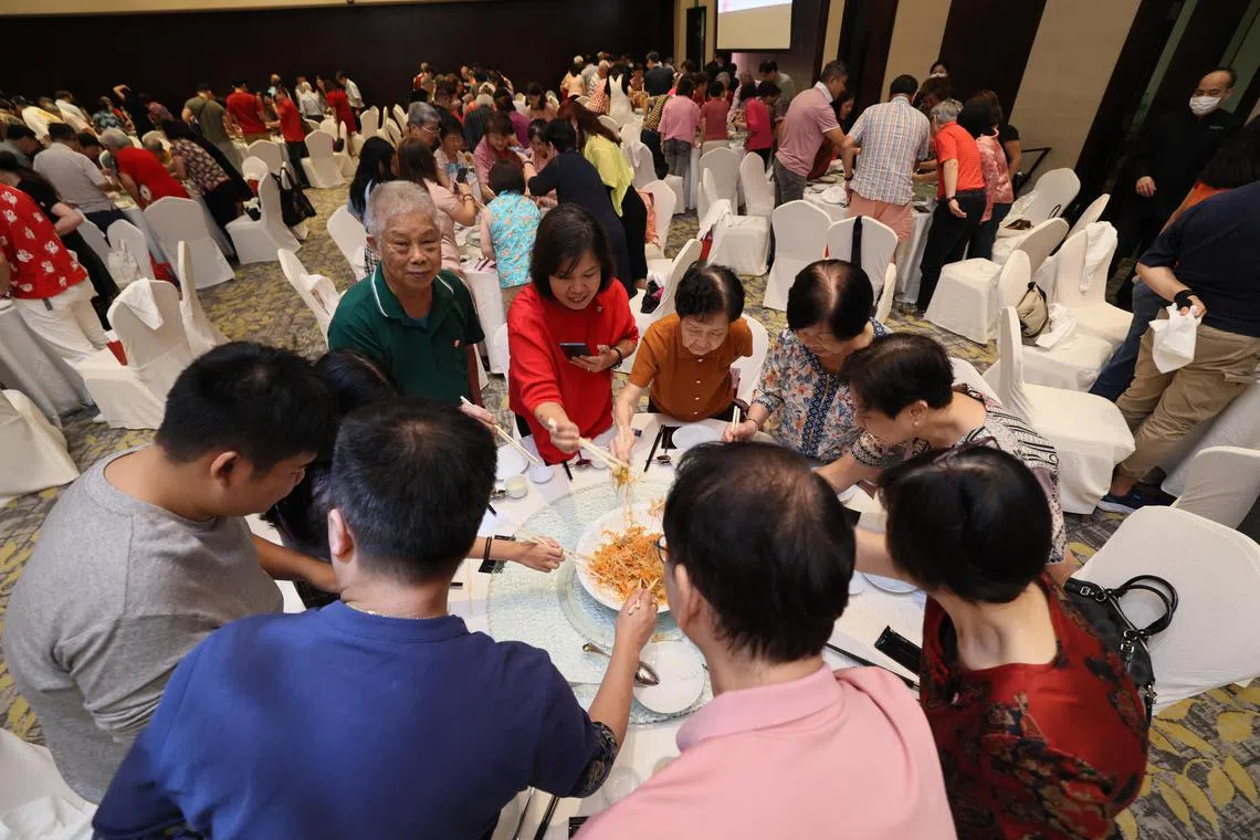 读者齐捞鱼生，捞得风生水起。（龙国雄摄）