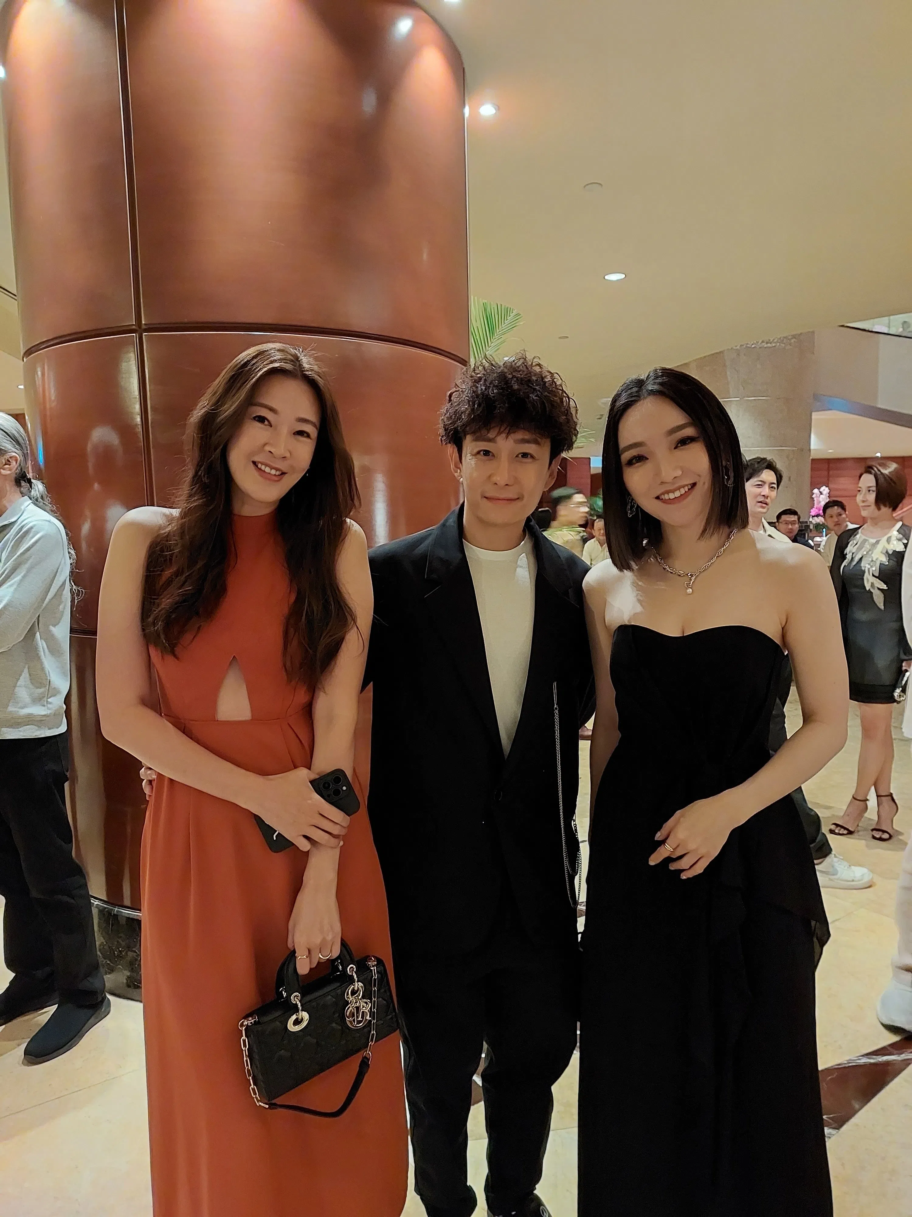刘子绚（左起）、田铭耀和阎奕格出席婚礼。（华研国际音乐提供）