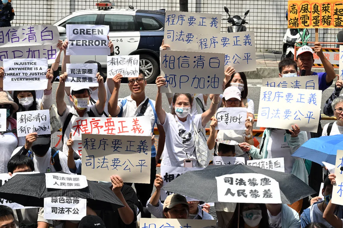 台湾民众党支持者星期六（8月31日）聚集在台北地检署外声援柯文哲。（自由时报）