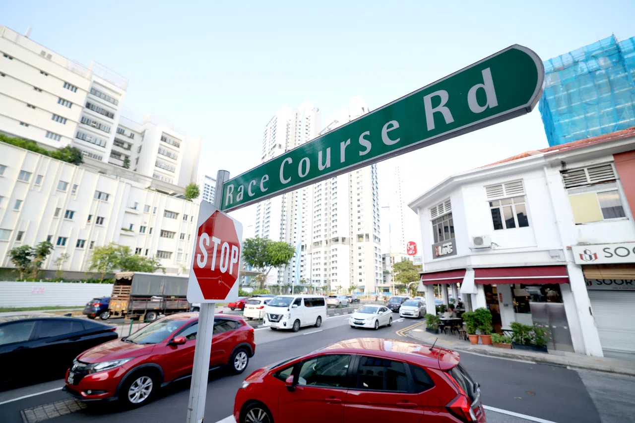 跑马埔路得名于新加坡首个赛马场，不仅保留旧店屋风貌，还汇聚多家特色餐馆与咖啡座。（龙国雄摄）