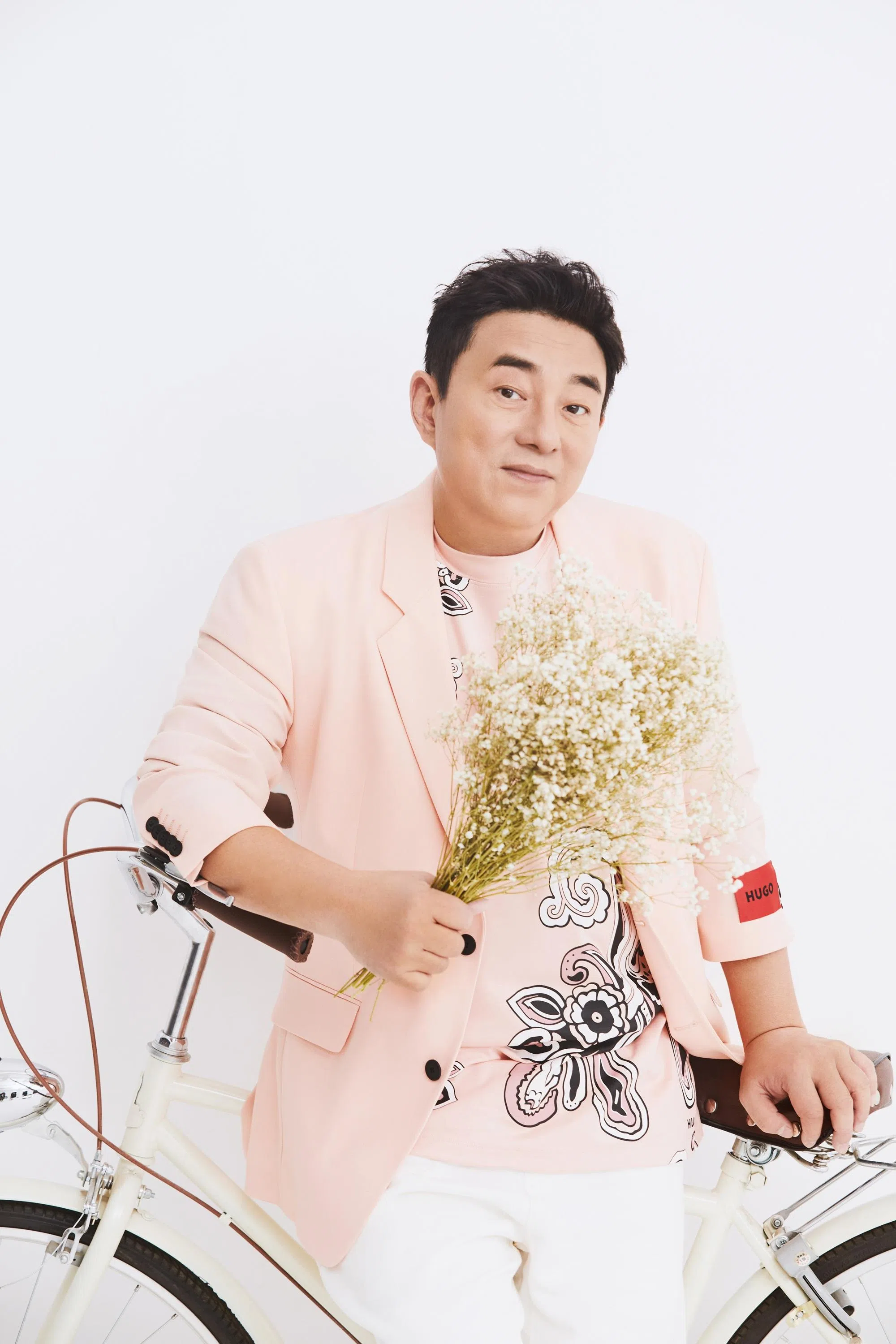 吕方认为经典歌曲承载着观众的回忆与情感，他在演唱时会尽力把这种氛围传递出来。（创时代提供）