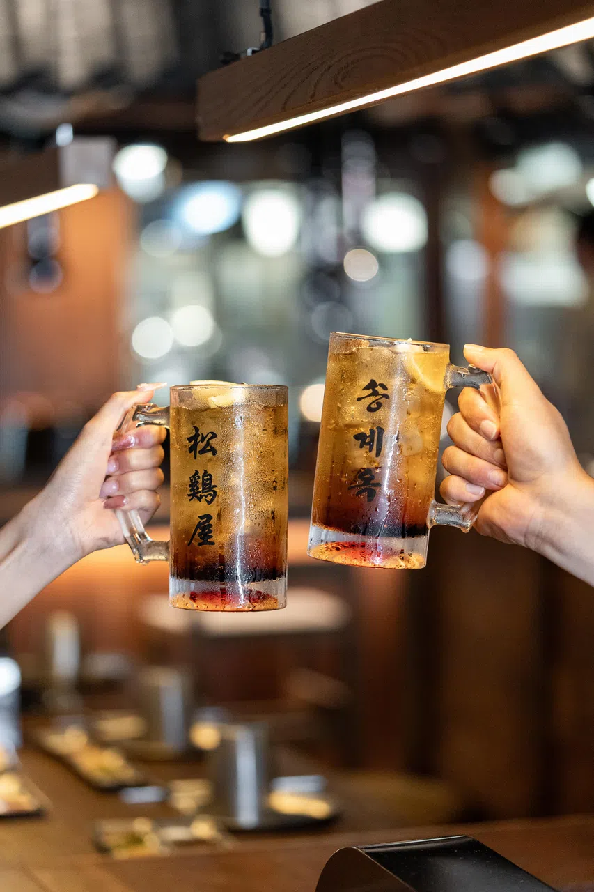 伯爵茶高球是带着微气泡的威士忌，混合伯爵茶香、柑橘与茶叶的清新有助中和烤鸡油脂感，喝一口瞬间清爽，与烤鸡格外合拍。（餐馆提供）