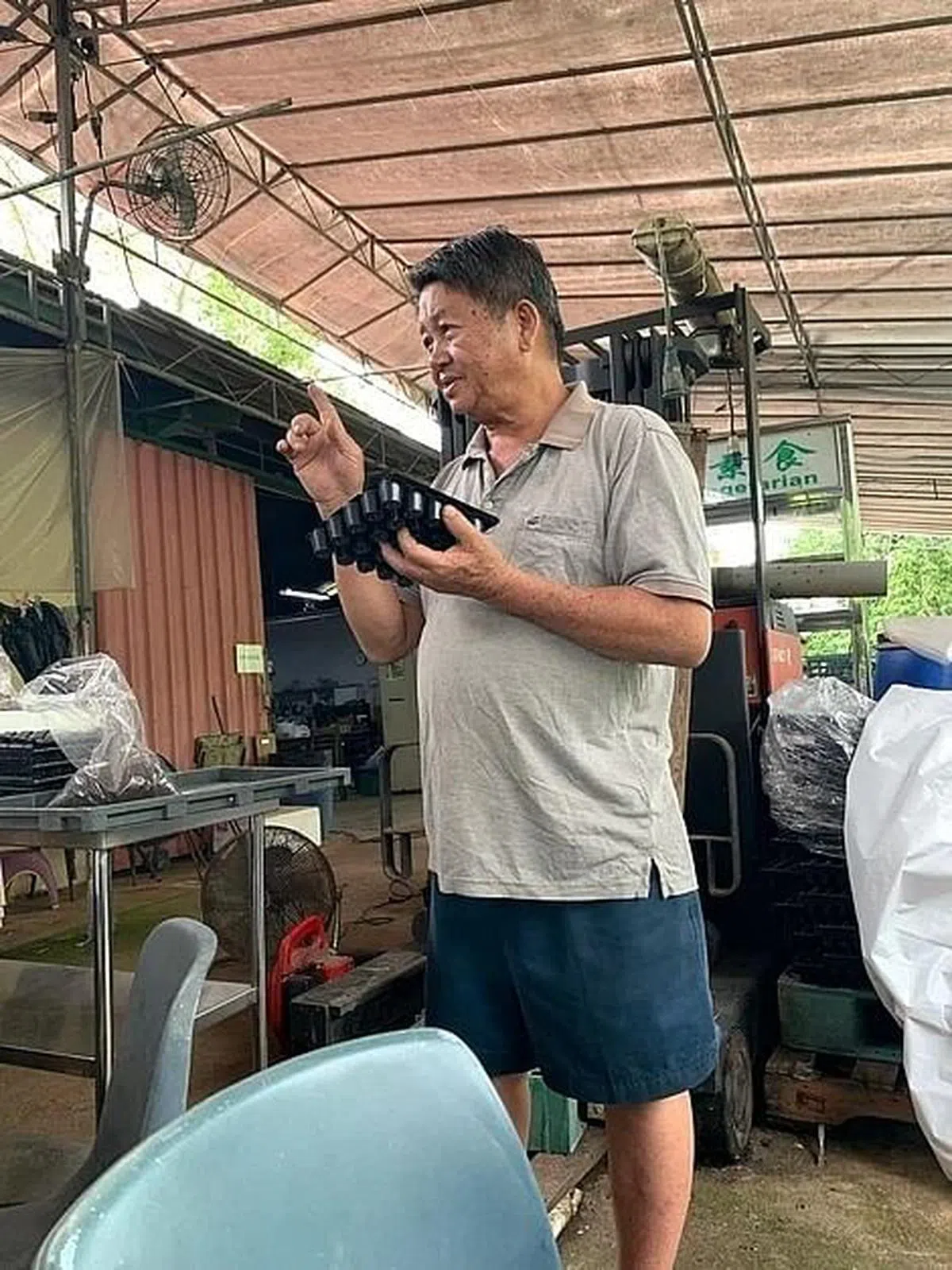 蔡建静在“大家来种菜”工作坊中分享自己多年来累积的心得。希望他的宝贵经验不会随着“萤火虫”的结业而消失。（陈映蓁摄）