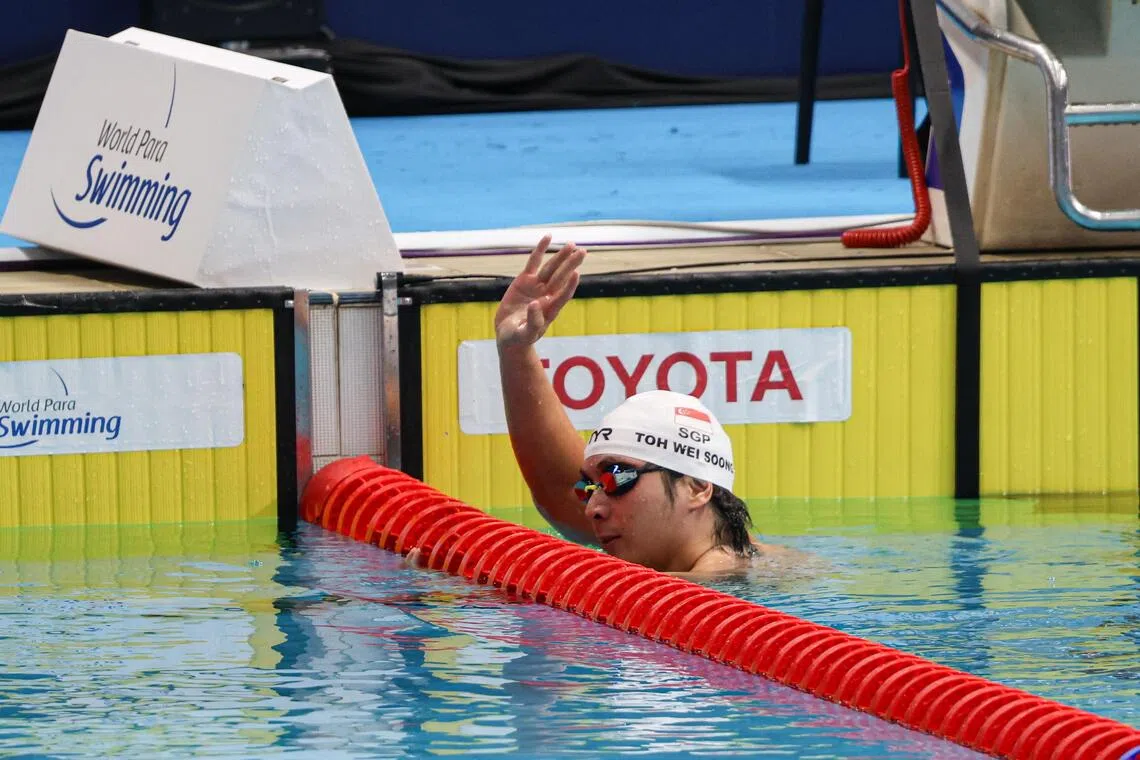 杜维崧向本地支持者示意，感谢他们的支持。（关俊威摄）