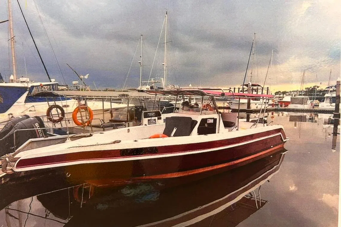 两名新加坡籍嫌犯开的休闲艇也遭柔佛警方扣押。休闲艇是在新加坡注册，柔州警方将联系新加坡警方，展开联合调查。（中国报）