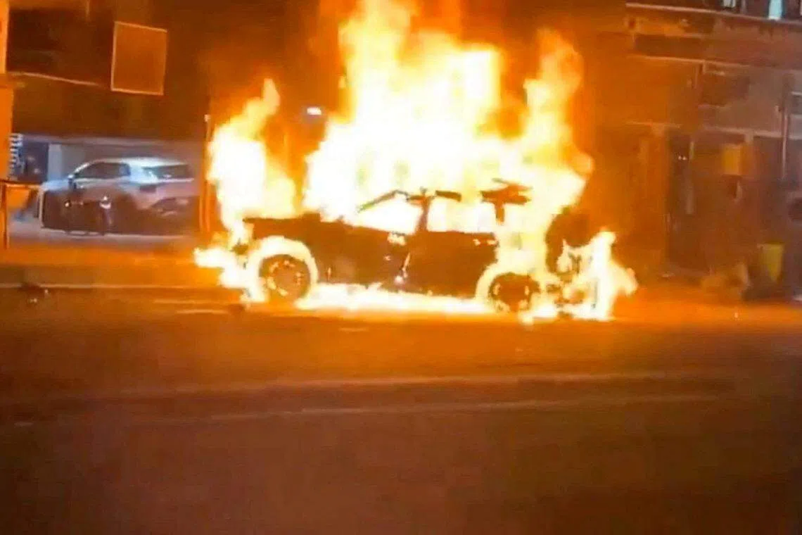 根据社交媒体的视频截图，人民动员组织的一辆休旅车（SUV）在巴格达当地时间星期三晚上约9时30分遭无人机袭击后被起火焚毁，三人死亡。（路透社）