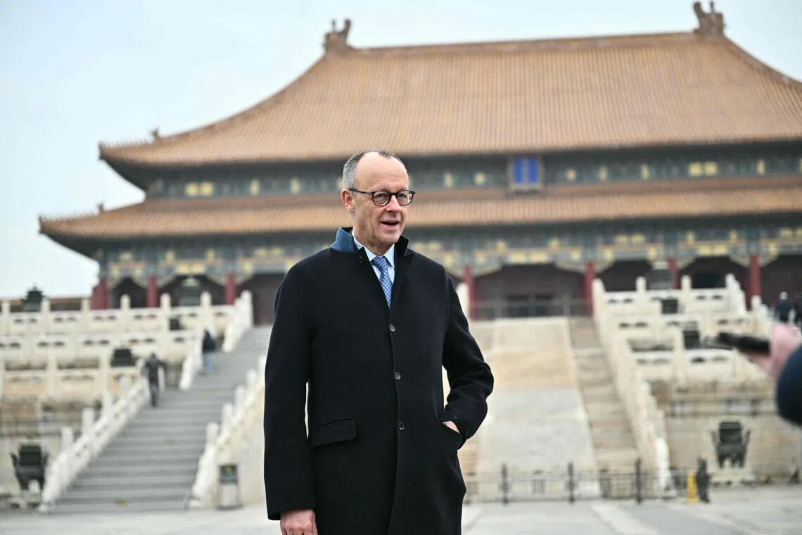 与德国上一届朔尔茨政府相比，在当前时与势下，默茨对华立场整体仍算相对友好。图为默茨星期四（2月26日）上午在北京参访故宫时于太和殿前留影。（法新社）