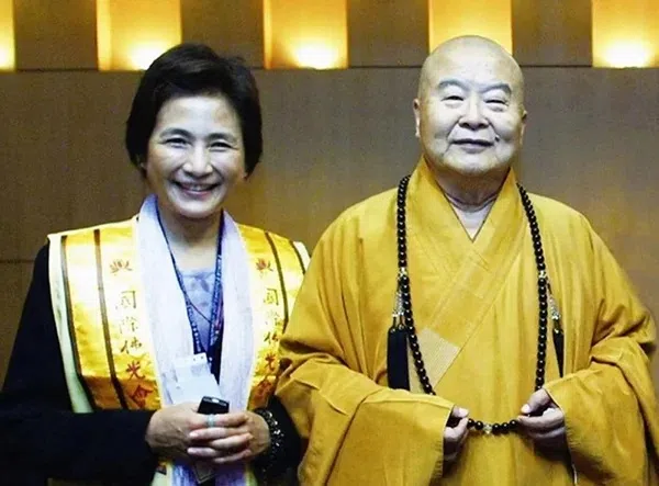 郑佩佩（左）皈依星云大师，法号“普方”。（互联网）