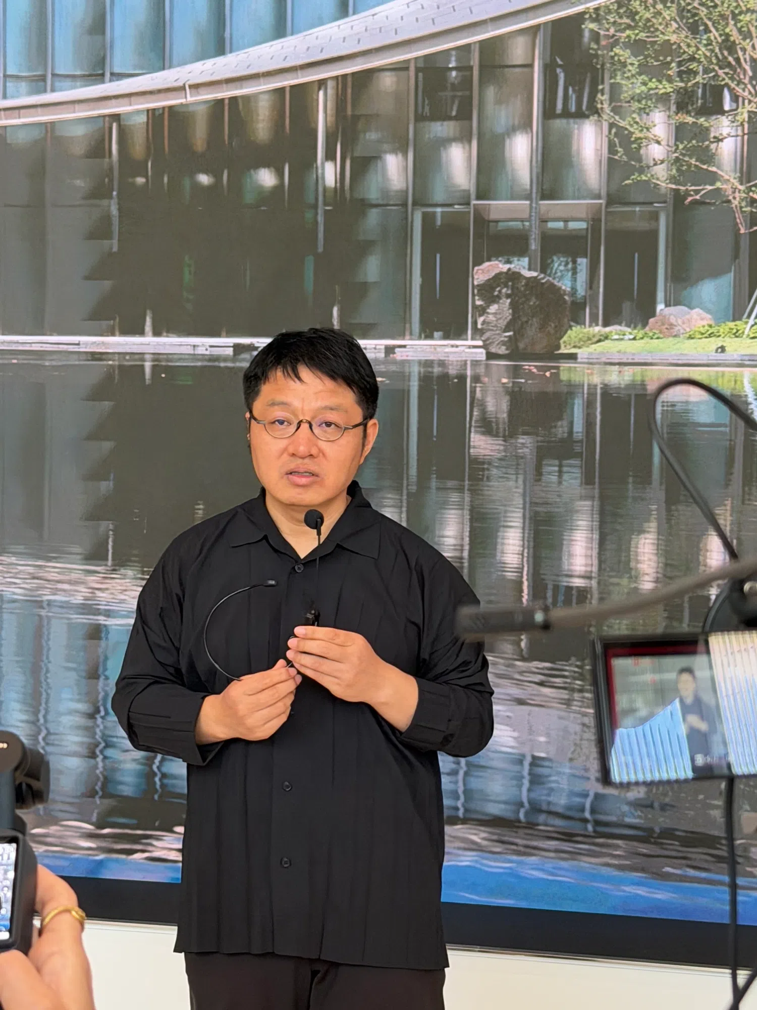 苏州当代美术馆执行馆长王晓松认为，美术馆不是一个“点”，而是一连串不断发生的动作，需要美术馆不断探求，以及整座城市的关心与介入，才能发展壮大成为一个“生命体”。（顾功垒摄）