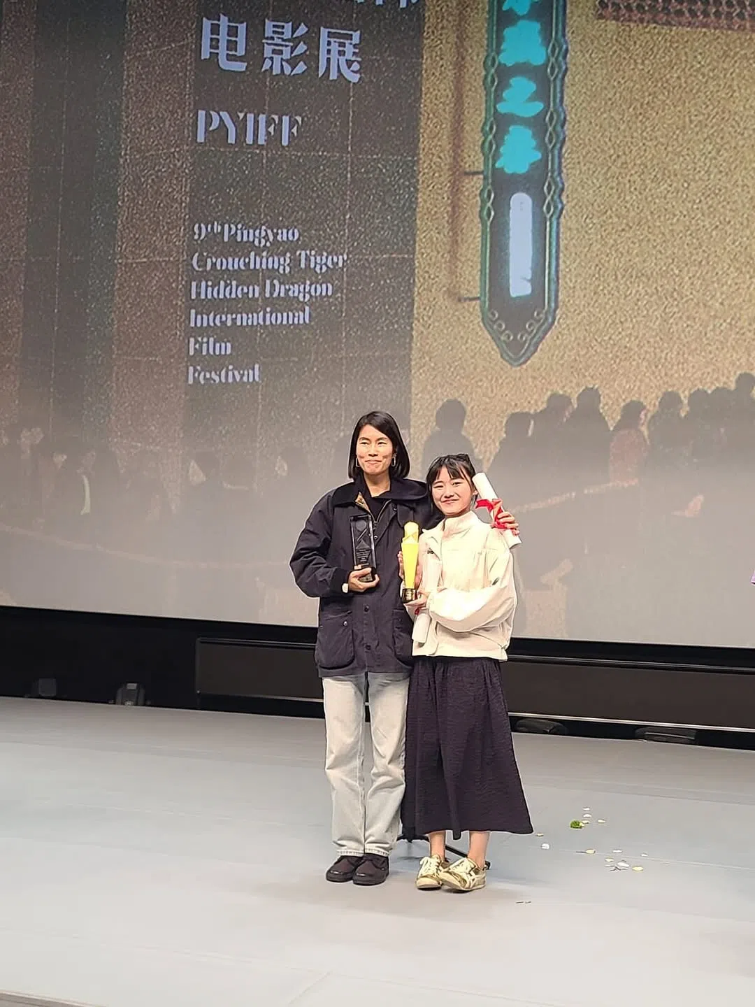 《核》导演陈思攸（左）和片中女主角郑凯心在平遥电影节中大有斩获。（陈思攸提供）