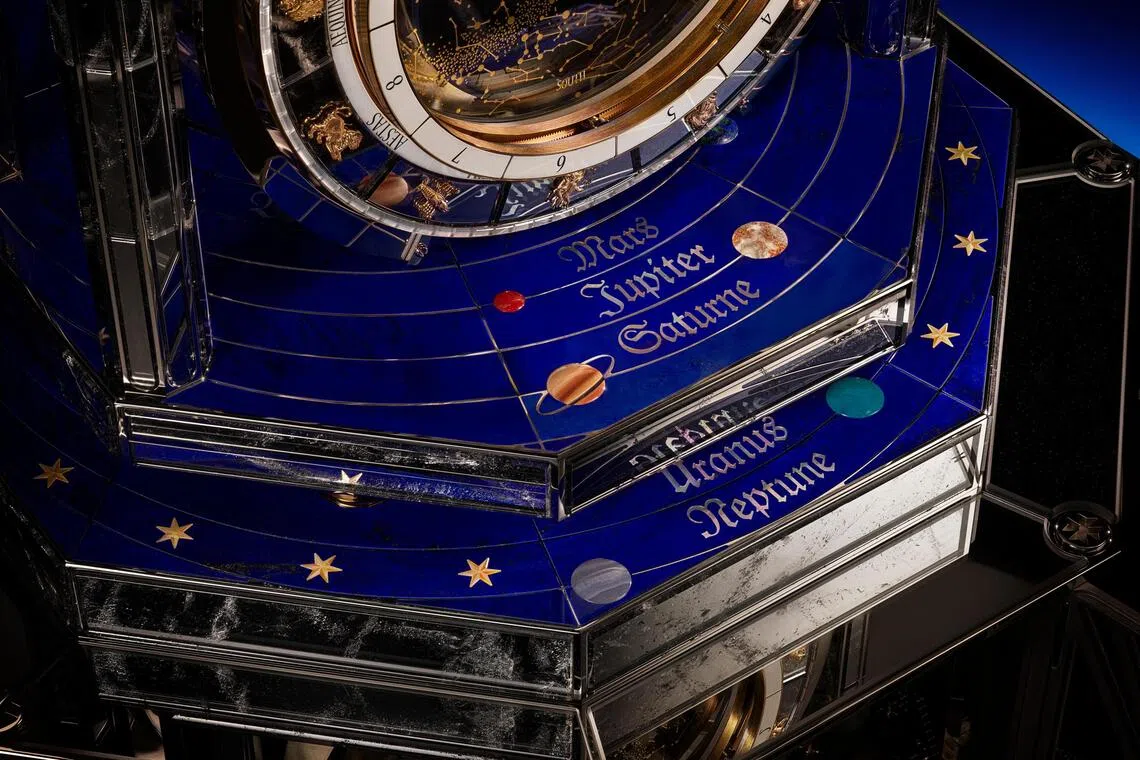 座钟的星空重现1755年9月17日江诗丹顿创立之日的日内瓦夜空，彼时四大行星同升，伴随木星合日奇观。（江诗丹顿提供）