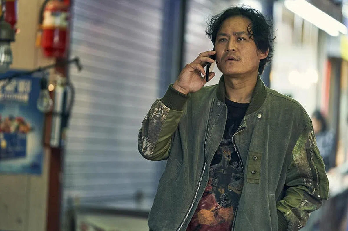 金成均饰演杀人犯，得到幽灵的帮助，躲过警方的追捕。（Disney+提供）