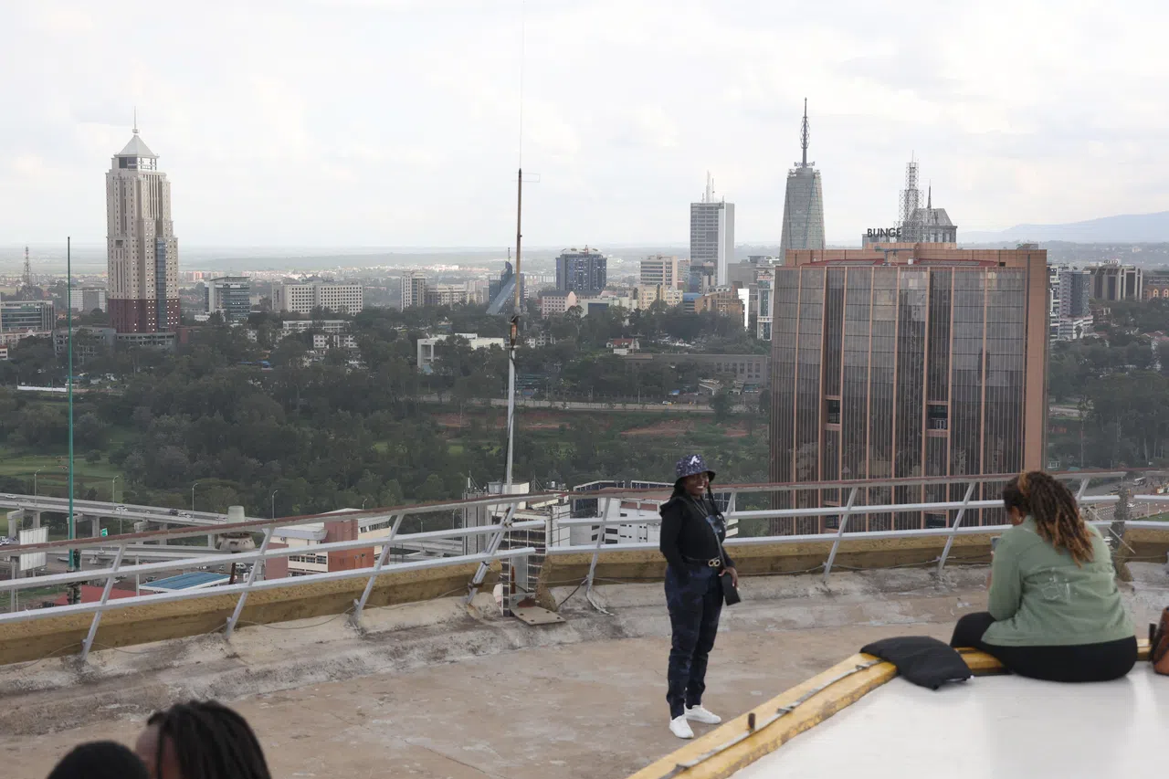 人们站在肯雅塔国际会议中心顶楼的观景台上，可以360度俯瞰内罗毕中央商业区的风景。（何家俊摄）